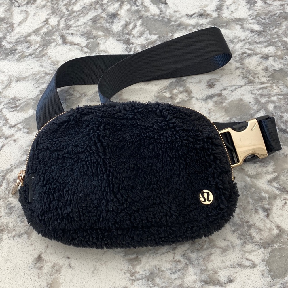 Lululemon everywhere Sherpa belt bag